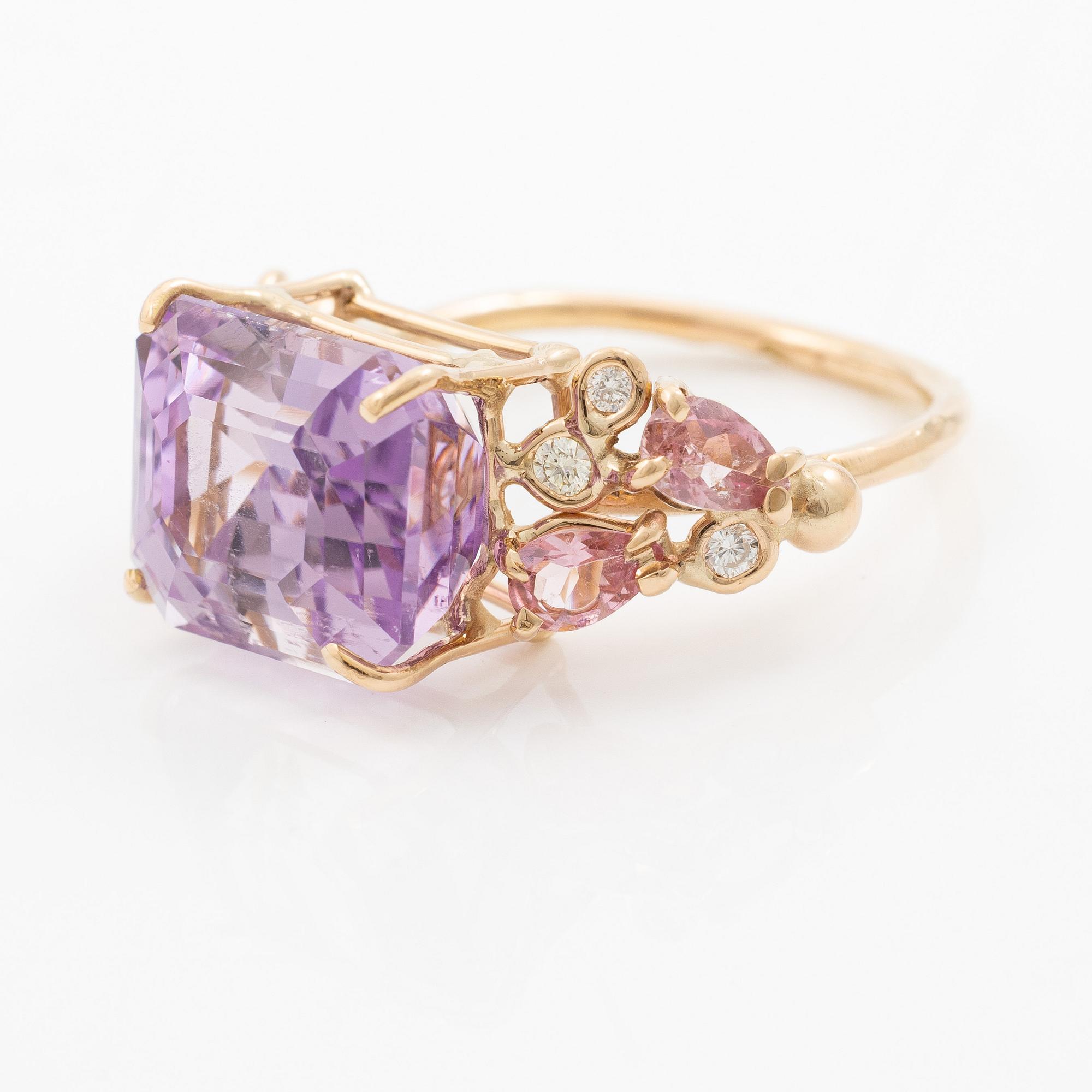 Ring, Mandelstam, 18K gold with kunzite, brilliant-cut diamonds and tourmalines.