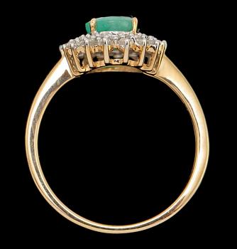RING, 9k guld med fasettslipad smaragd samt små briljantslipade diamanter, 2000-tal. Vikt 3 g.