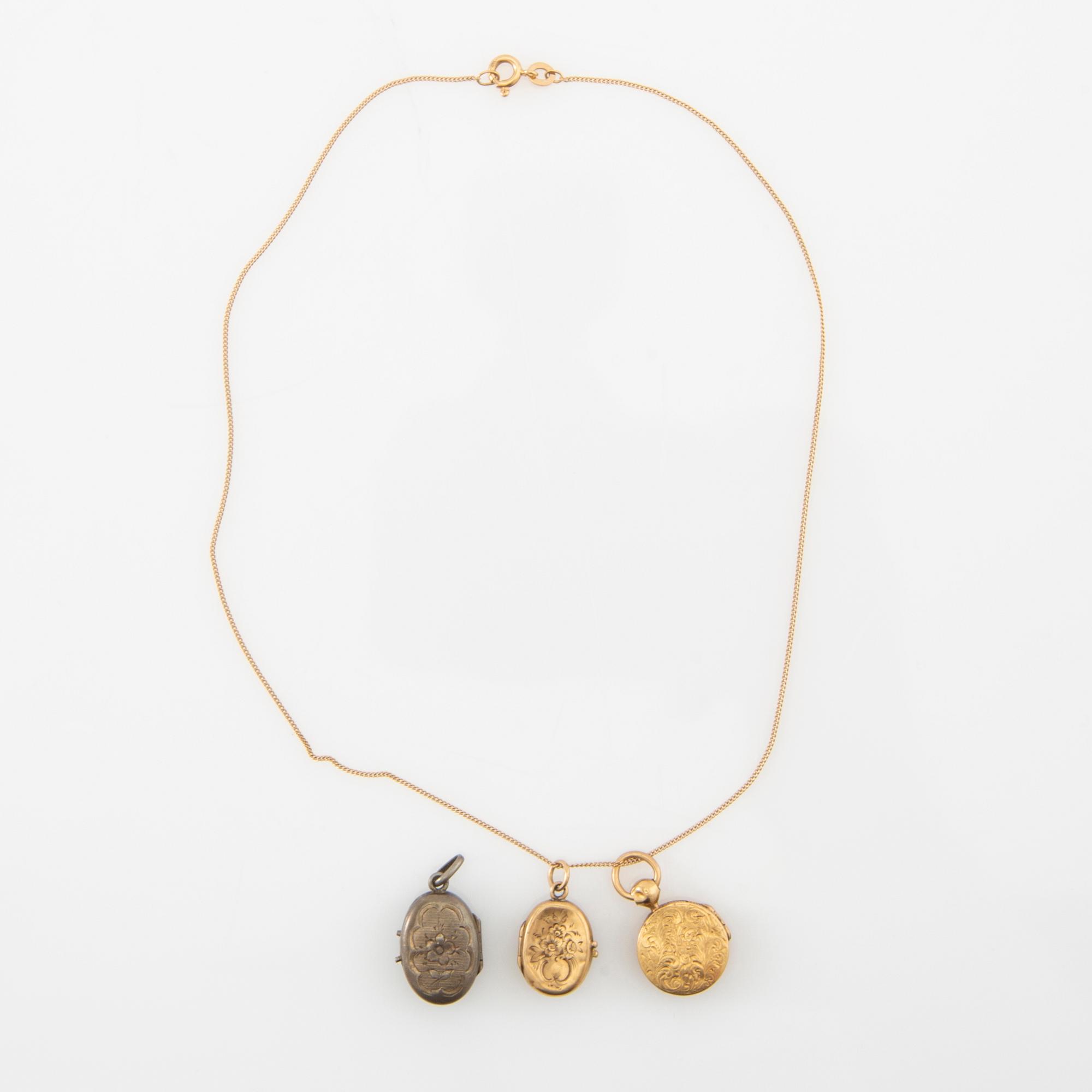 Halsband med berlocker 18K guld och silver 1800-tal, bland annat av Edvard Emanuel Petterson Stockholm 1857.