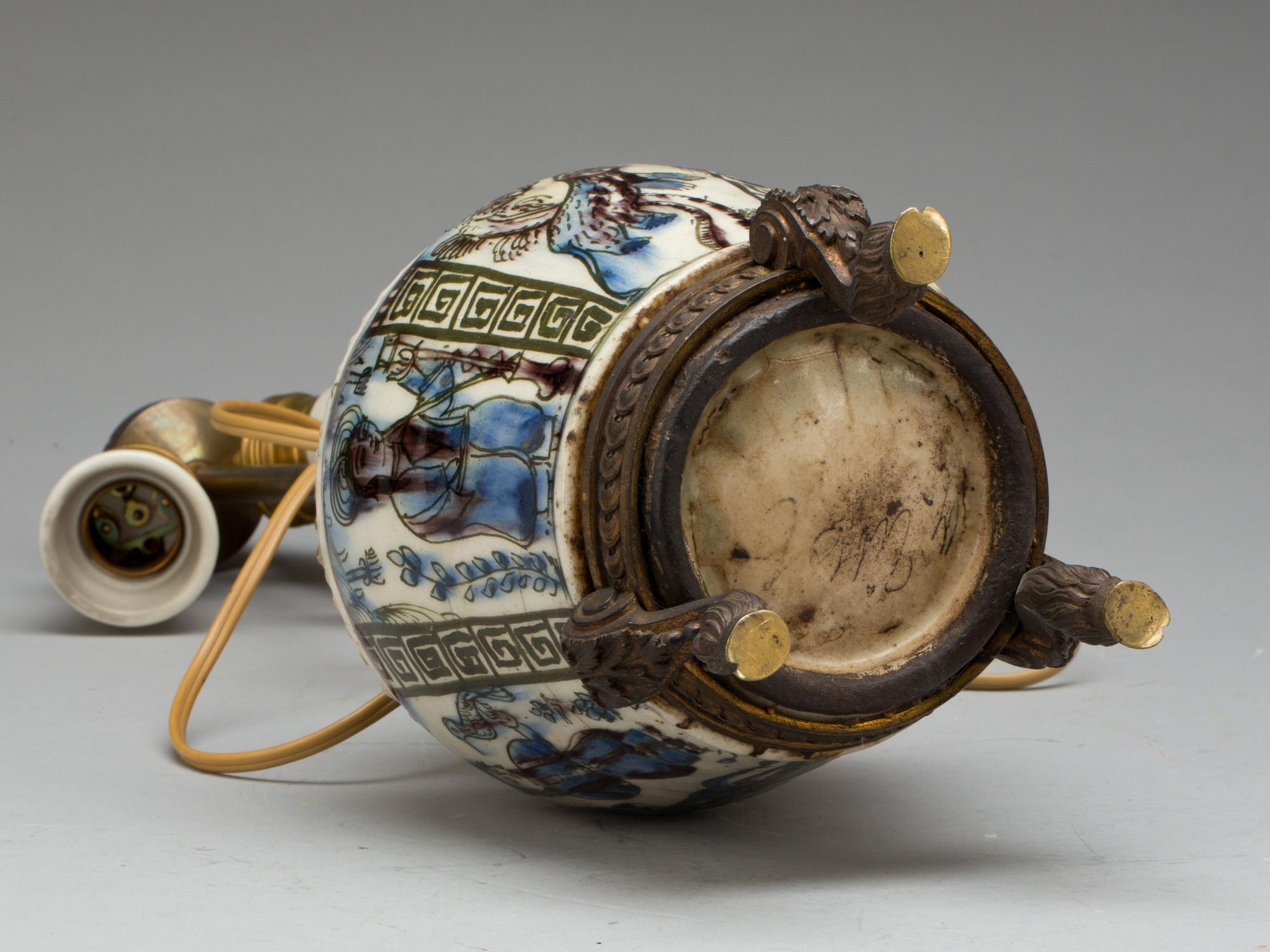 URNA/BORDSLAMPA, persisk, omkring 1900.