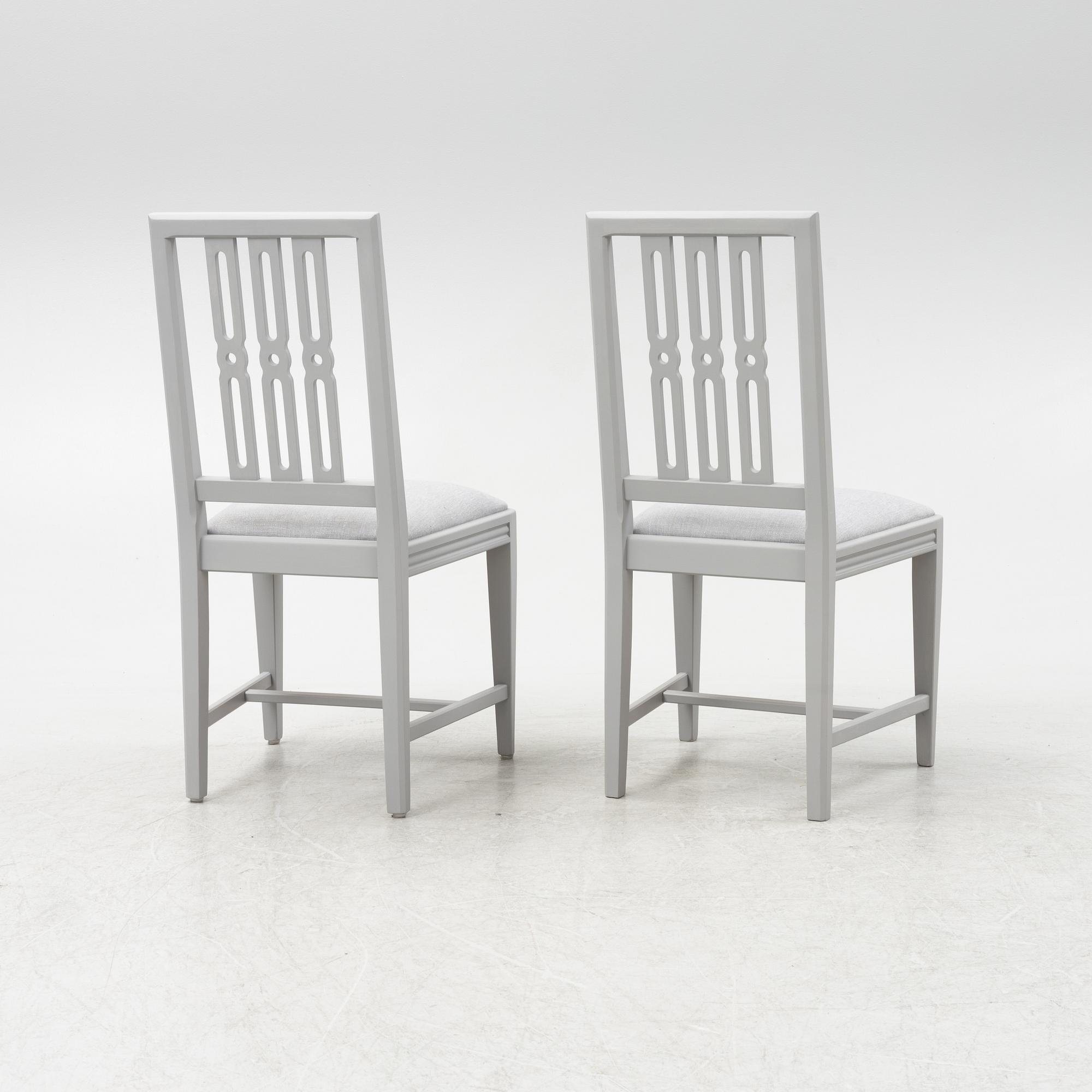 A Gustavian style dining table with twelve chairs, late 20th century.