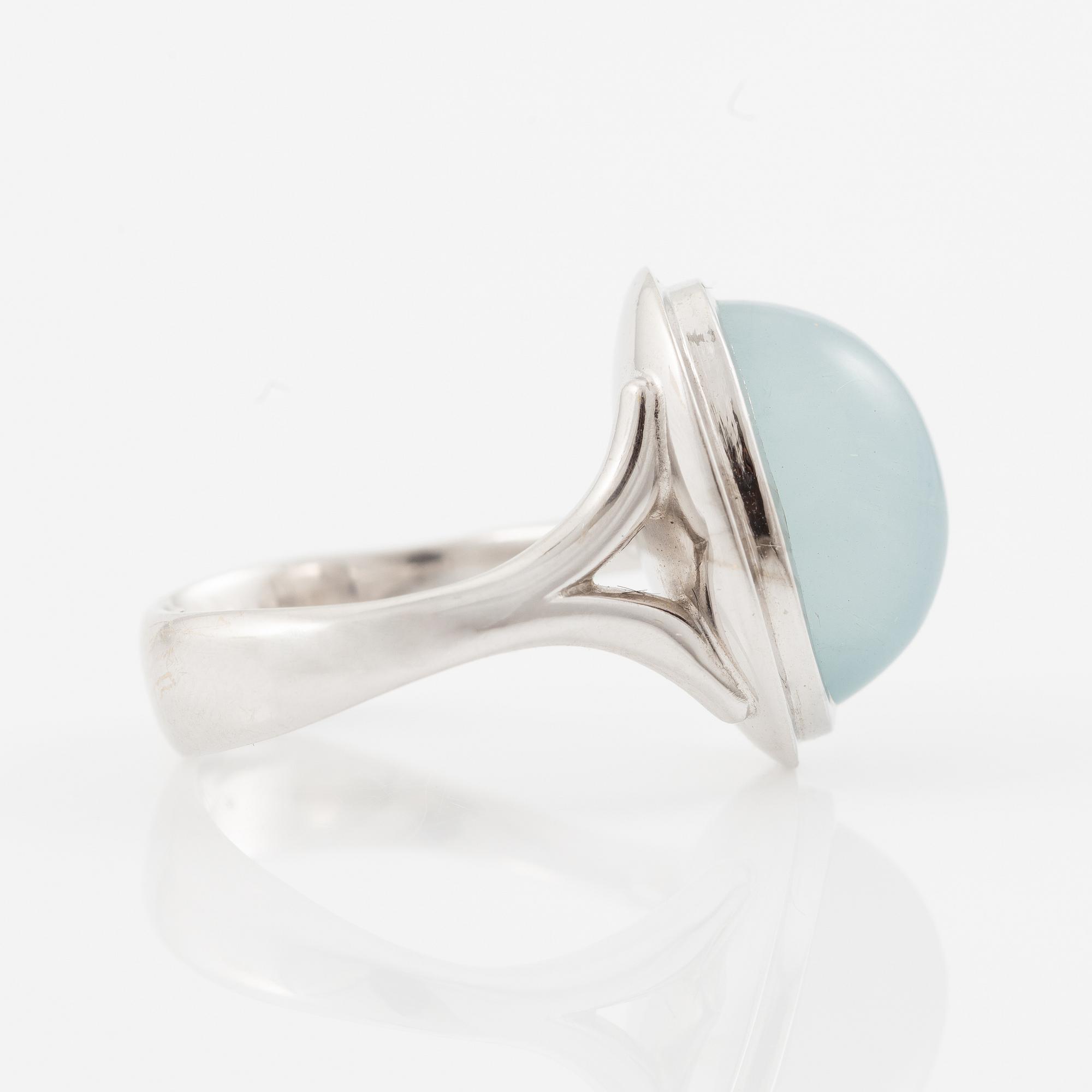 Ole Lynggaard ring 18K white gold with a cabochon-cut aquamarine and a round brilliant-cut diamond.