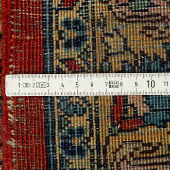 A semi-antiqie Qum carpet. Around 440 x 307 cm.