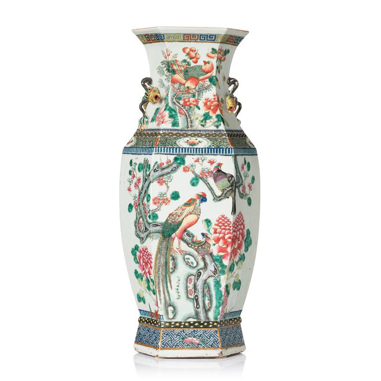 A large famille rose '100 antiques' vase, late Qing dynasty, circa 1900.