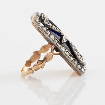 Ring, med blått glas och rosenslipade diamanter, troligen 1800-tal.