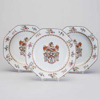 A set of three armorial dishes with the motto "Forward", Qing dynasty, Qinalong (1736-95).