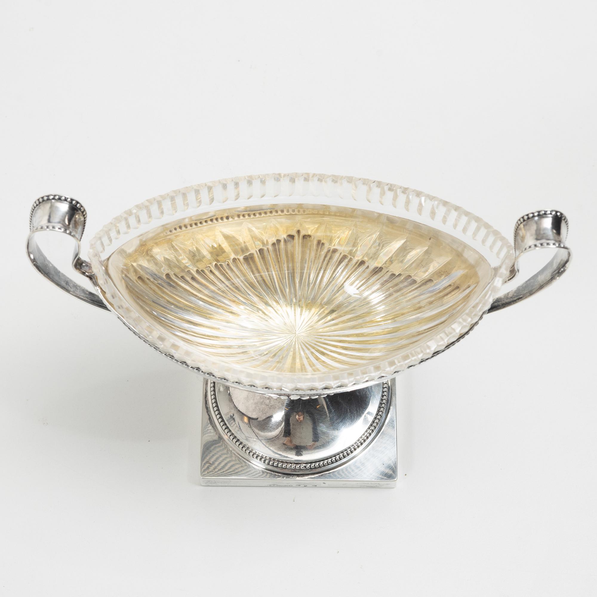 C.G. Hallberg, A Swedish silver sugar bowl with glass insert, mark of CG Hallberg, Stockholm 1896.