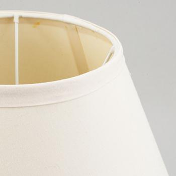 A famille rose jar, turned into a table lamp, Qing dynasty, late 19th/ early 20th century.