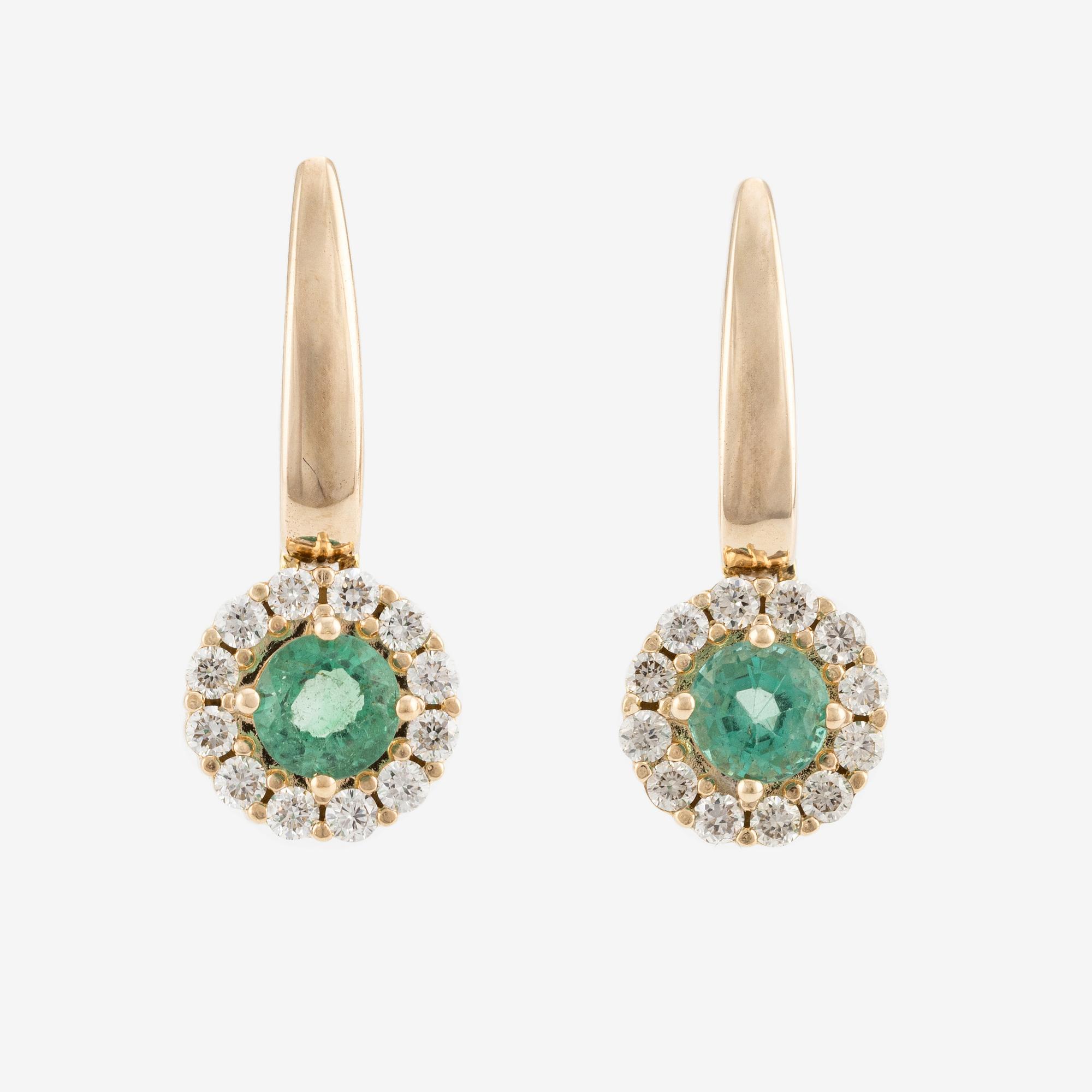 Earrings with emeralds and brilliant-cut diamonds.