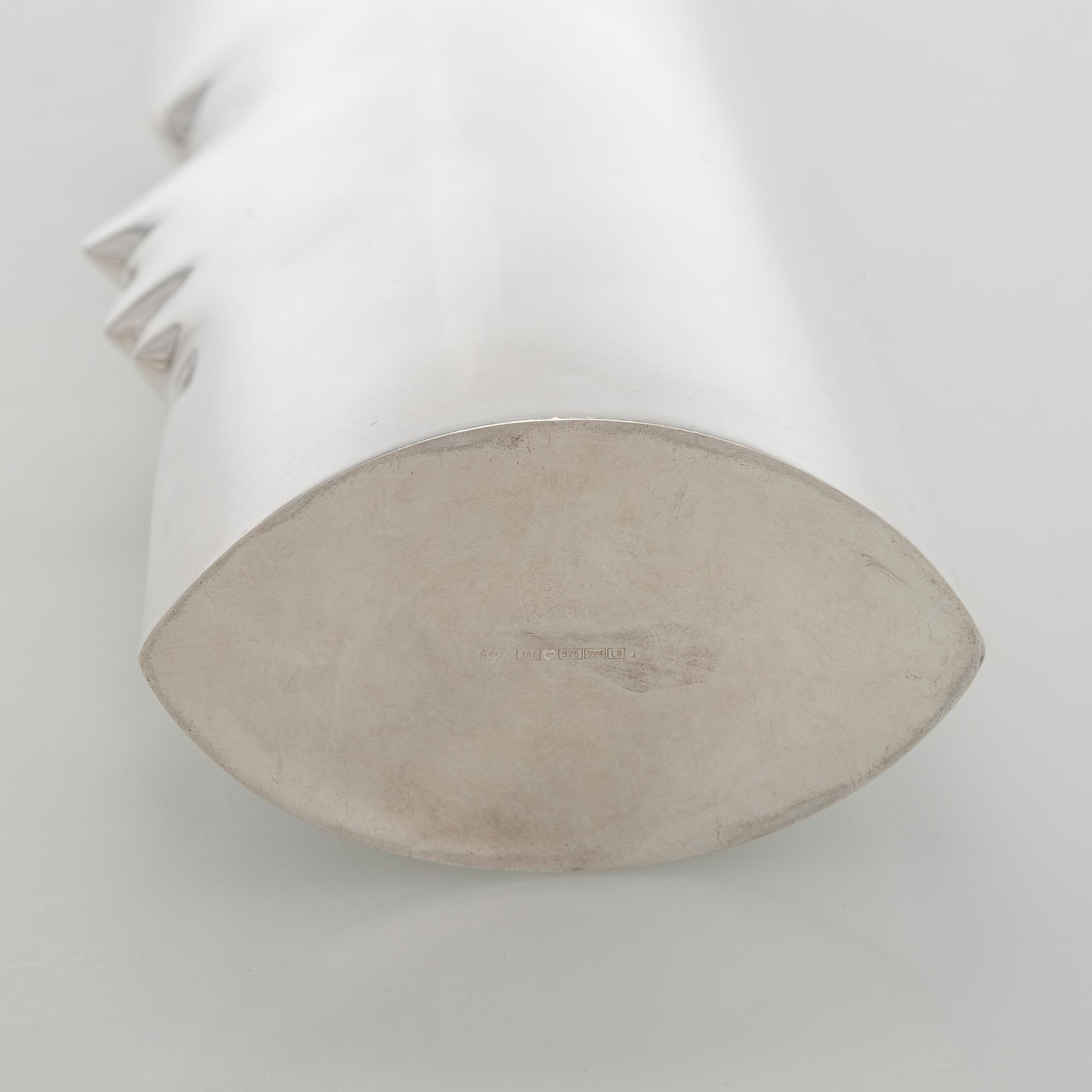 Pekka Piekäinen, maljakko, sterlinghopeaa, J.A. Tarkiainen, Helsinki 1988.