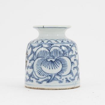 Fat, 12 stycken, samt bläckflaska, porslin, Kina, sen Qingdynasti, sent 1800-tal eller omkring år 1900.