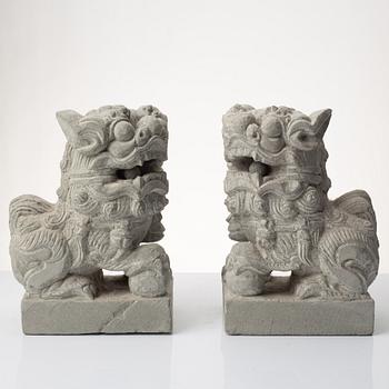 Skulpturer, ett par, Kina, 1900-talet senare del.