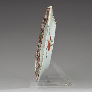 A famille vert 'pie-crust' charger. Qing dynasty, Kangxi (1662-1722).