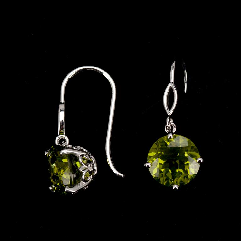 ÖRHÄNGEN, vitguld 14K, peridoter (Afganistan) 7,12 ct. Vikt 3,7 g.