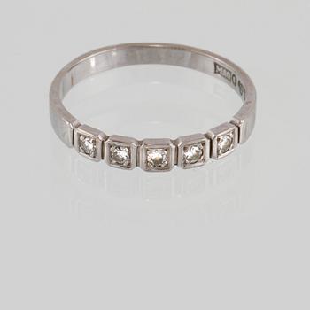 RING, 18K guld med 5 briljantslipade diamanter 0.07 ct,  Juvel-Magnus, Göteborg, 1977. Vikt 3,2 gram.