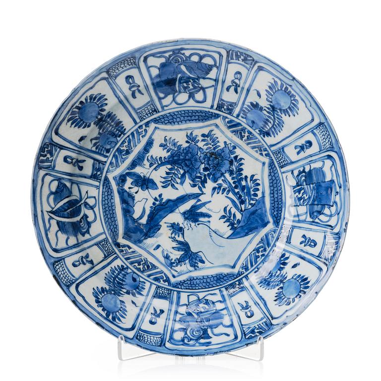 A blue and white dish, Ming dynasty, Wanli (1572-1620).