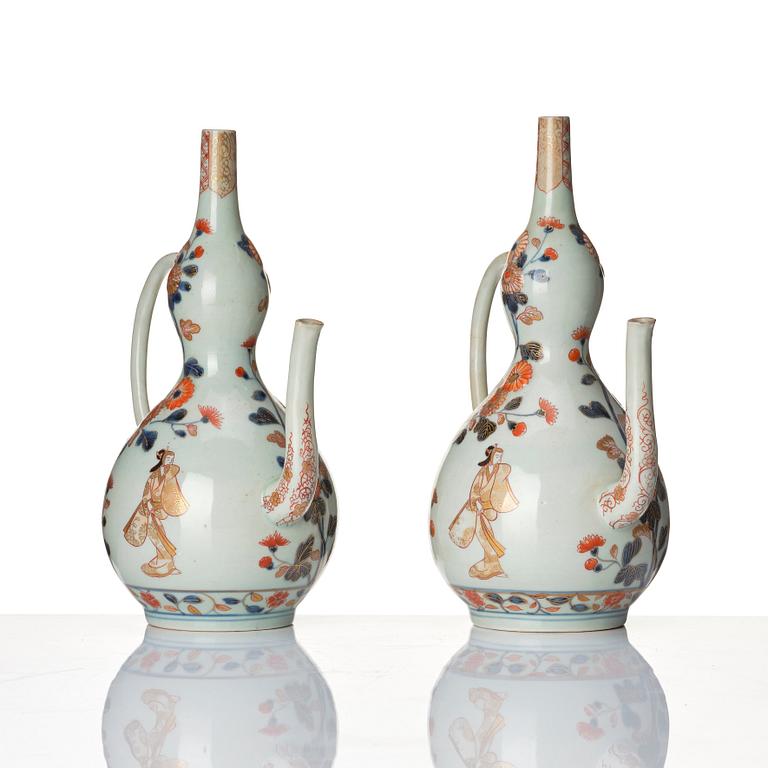 Two Japanese imari wine ewers, Edo period (1666-1868).