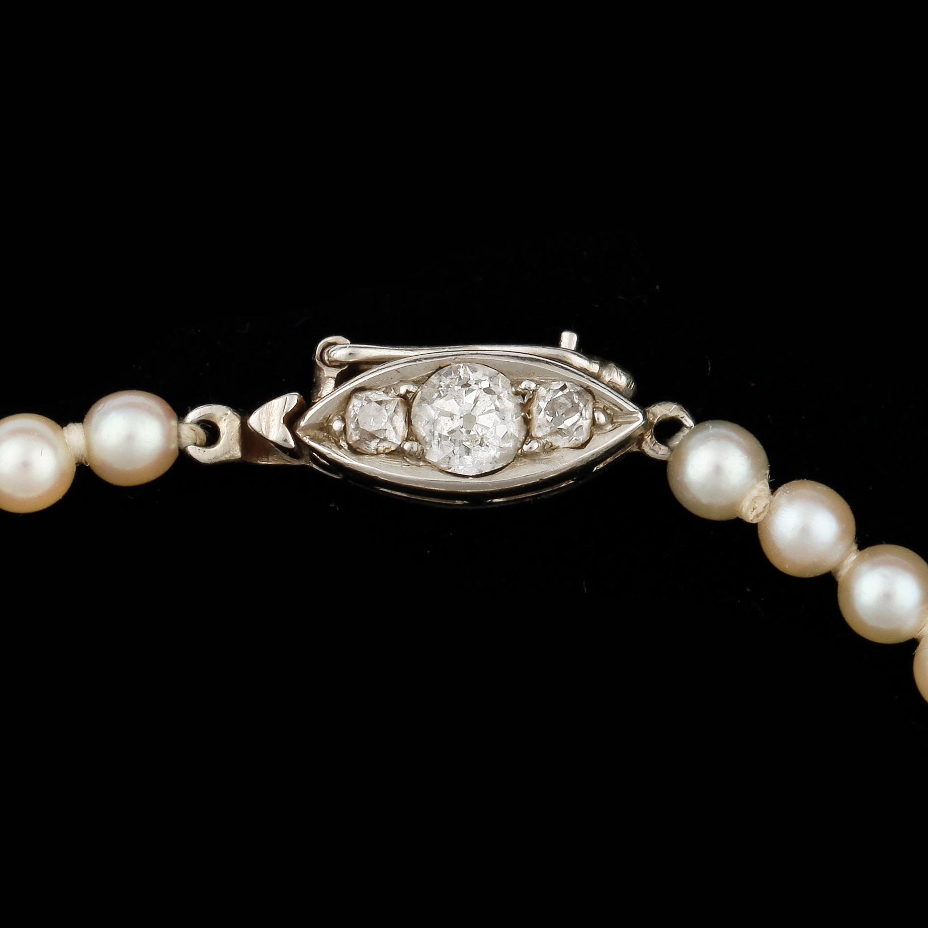 COLLIER, odlade saltvattenspärlor, lås i 14k vitguld med gammalslipade diamanter mittsten ca0,16. 1900-talets mitt.