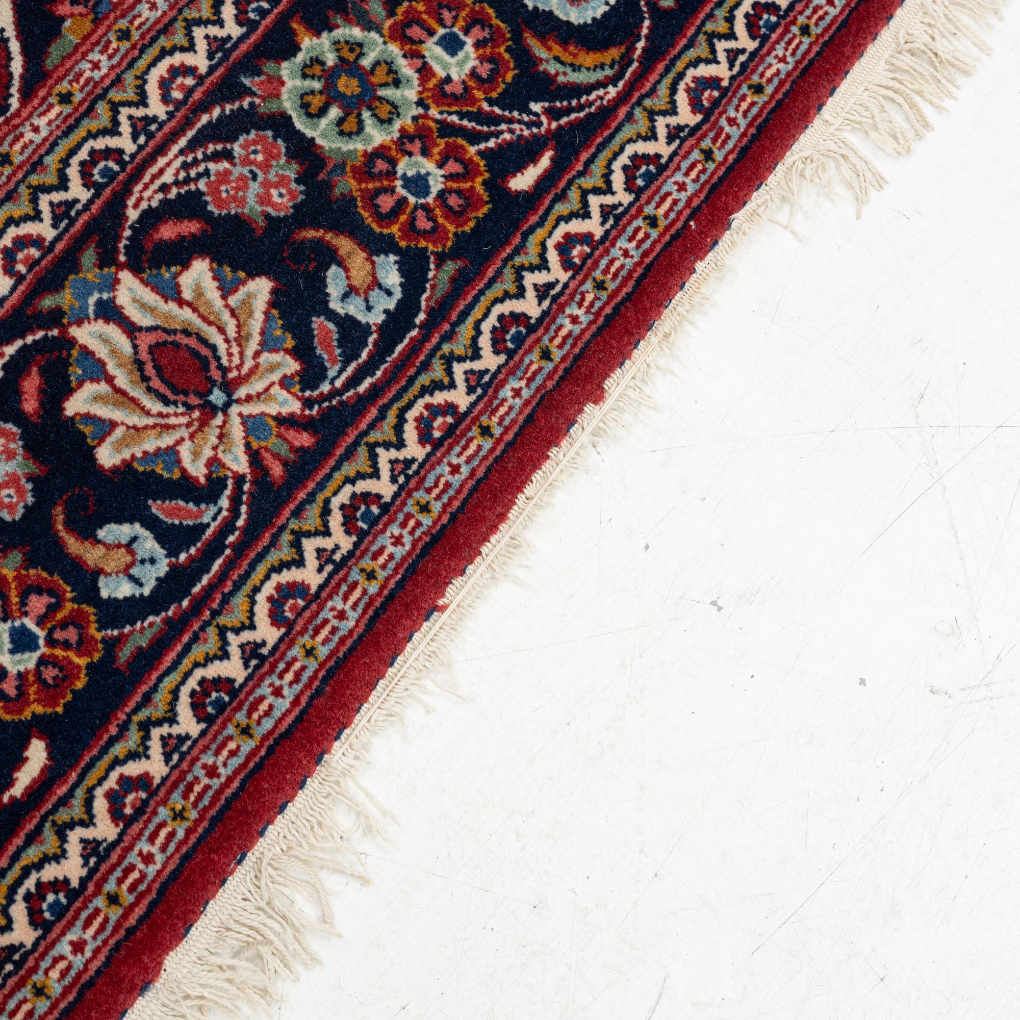 An oriental carpet, approx. 170 x 100 cm.