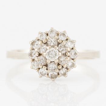 Ring 18K gold set with round brilliant-cut diamonds.