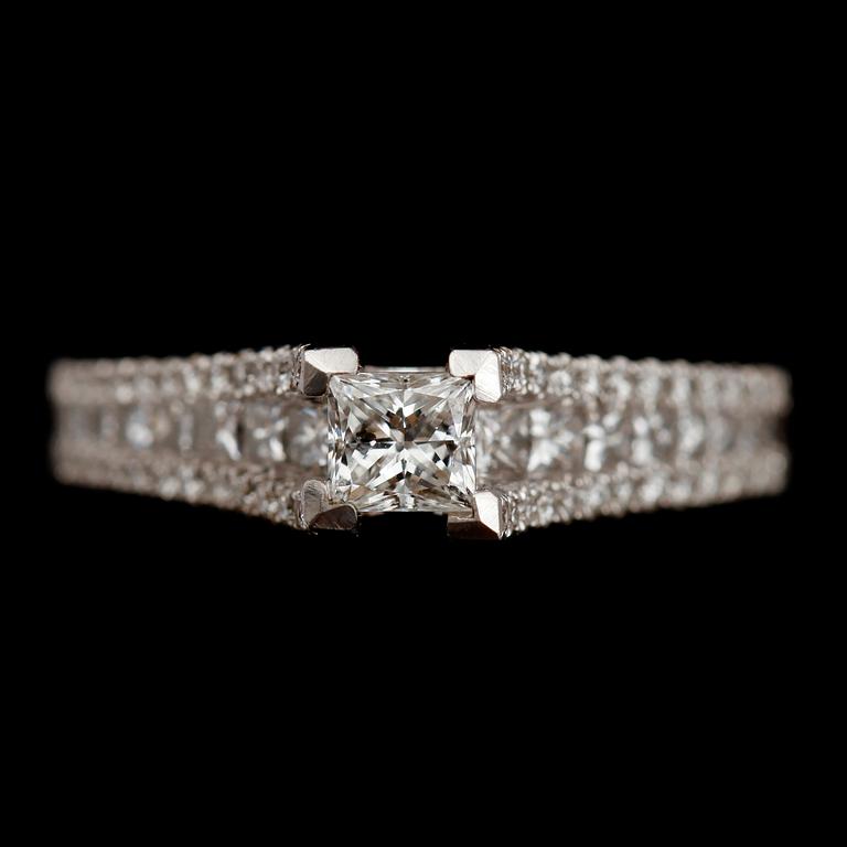 RING, 14 k vitguld, briljant och princesslipade diamanter, tot ca 1.0 ct.