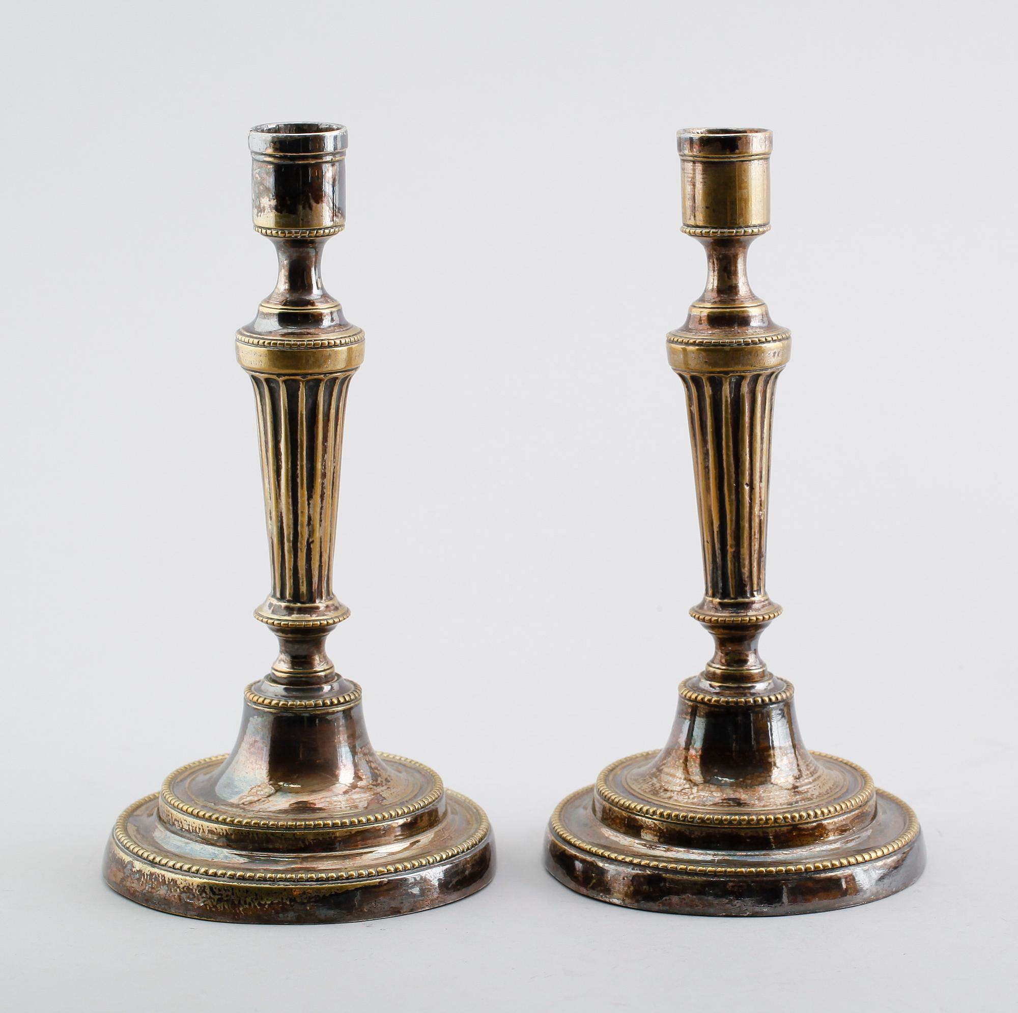 LJUSSTAKAR ett par, försilvrade, sannolikt Frankrike, 1700-tal.