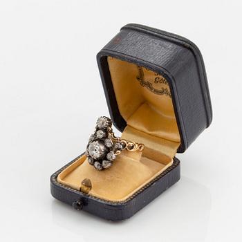 An 18K gold and silver ring set with old-cut diamonds.