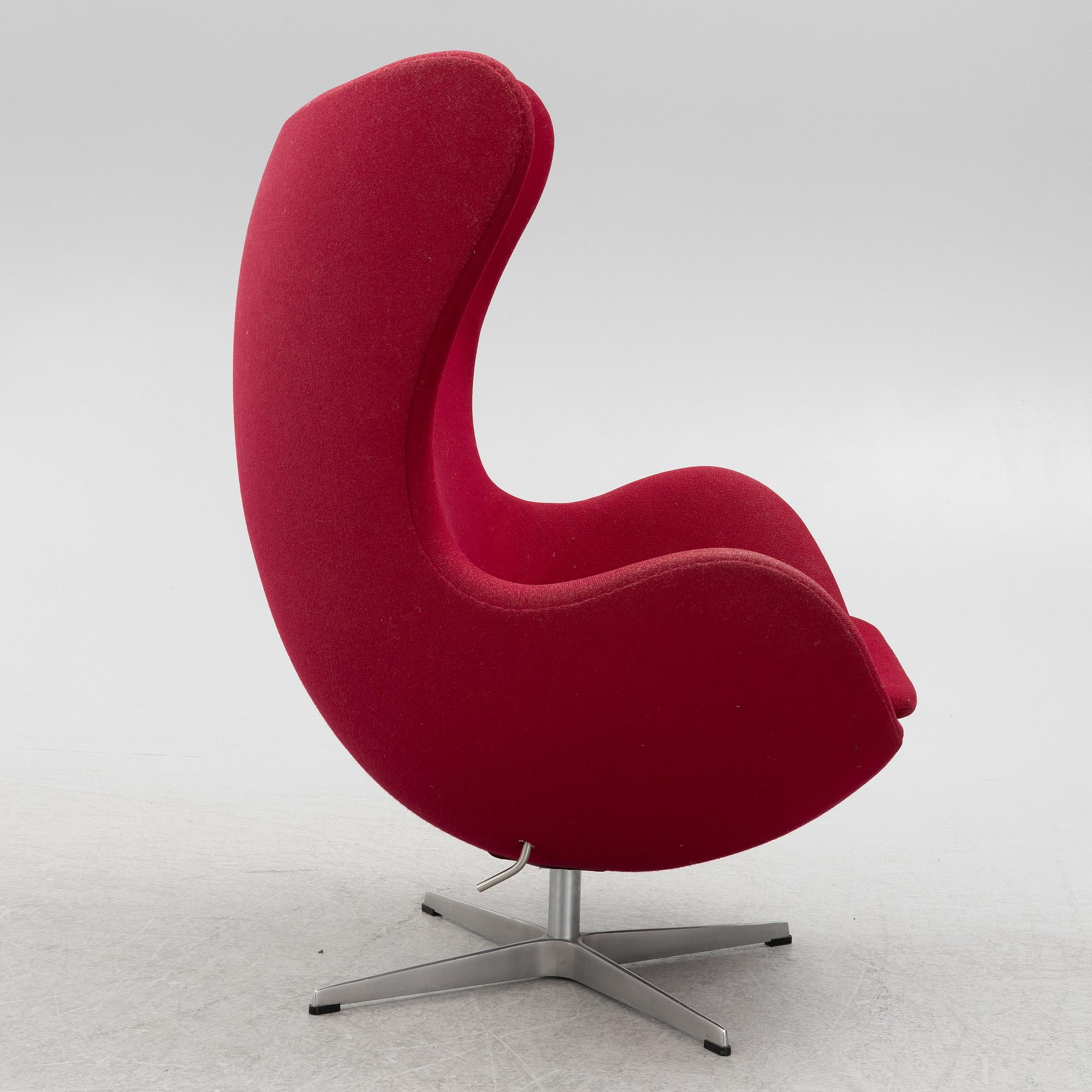 Arne Jacobsen, an armchair with footstool, "The Egg", Fritz Hansen, Danmark, 2000.