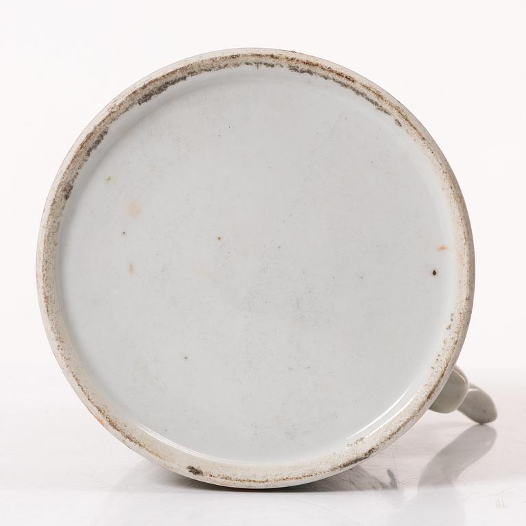 A Chinese Canton porcelain cup and a teapot, 19/20th century.