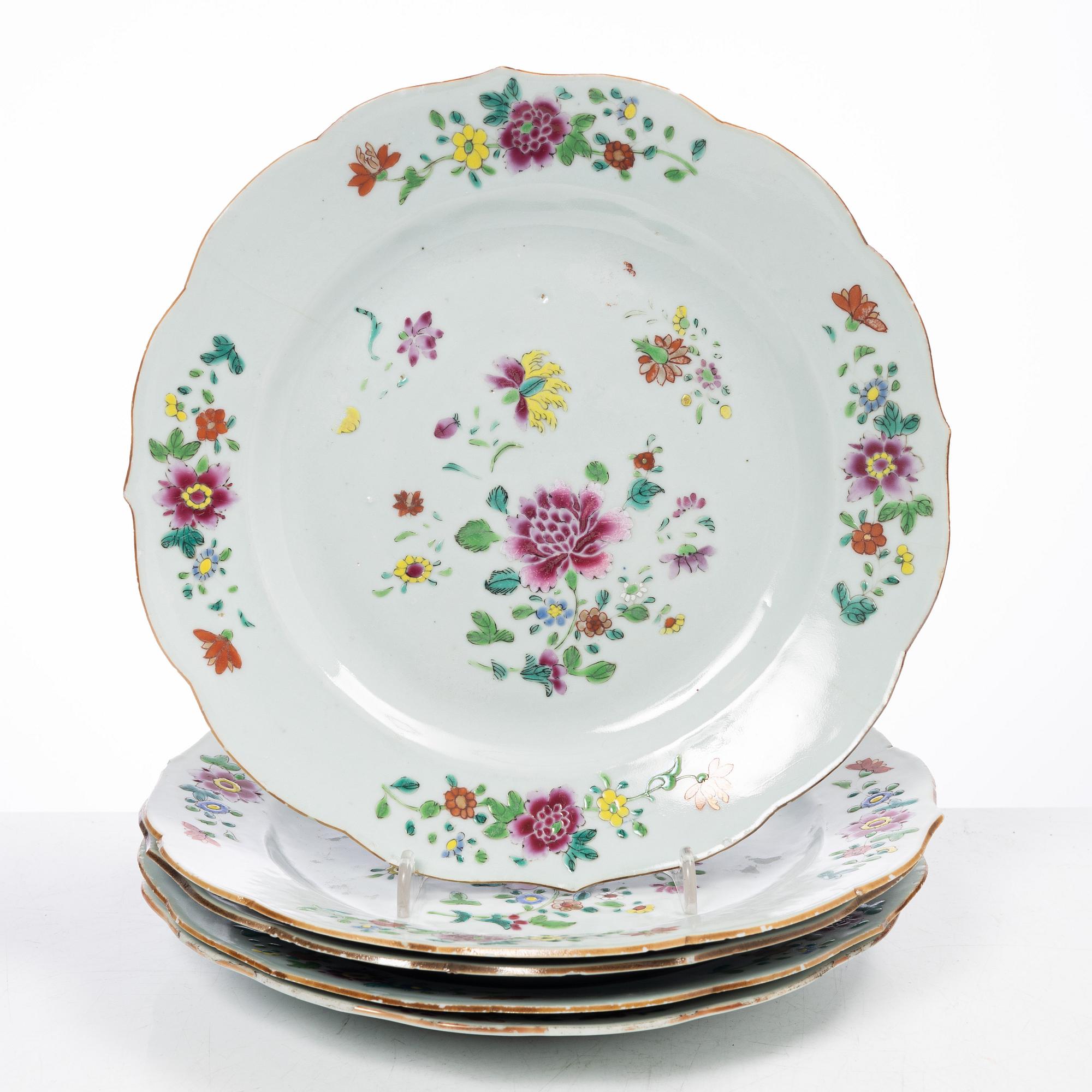 A group of five Chinese export porcelain famille rose plates, Qing dynasty, Qianlong (1736-95).