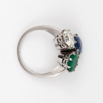 RING med safir ca 2.12 ct, smaragd ca 0.72 ct samt briljantslipad diamant ca 1.25 ct. Kvalitet på diamanten ca K-L/VS.