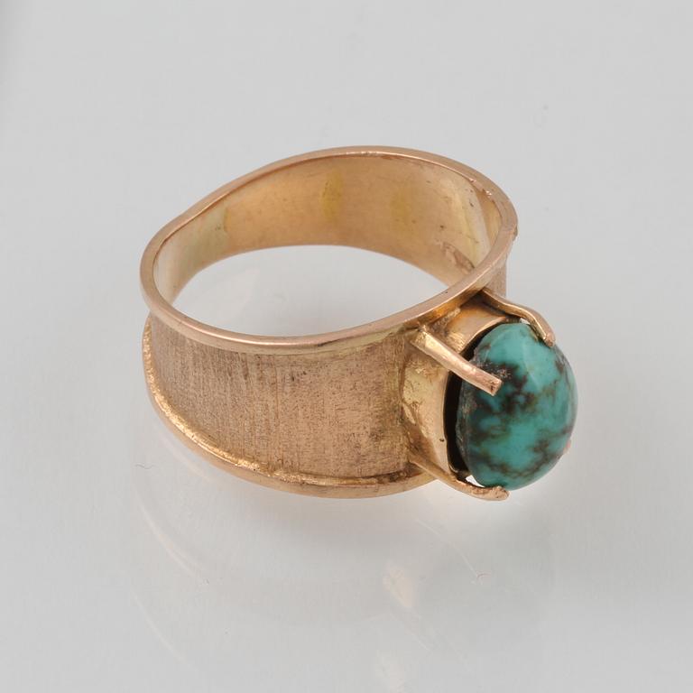 RING, 18K guld med cabochonslipad turkos. Vikt 3,9 gram.