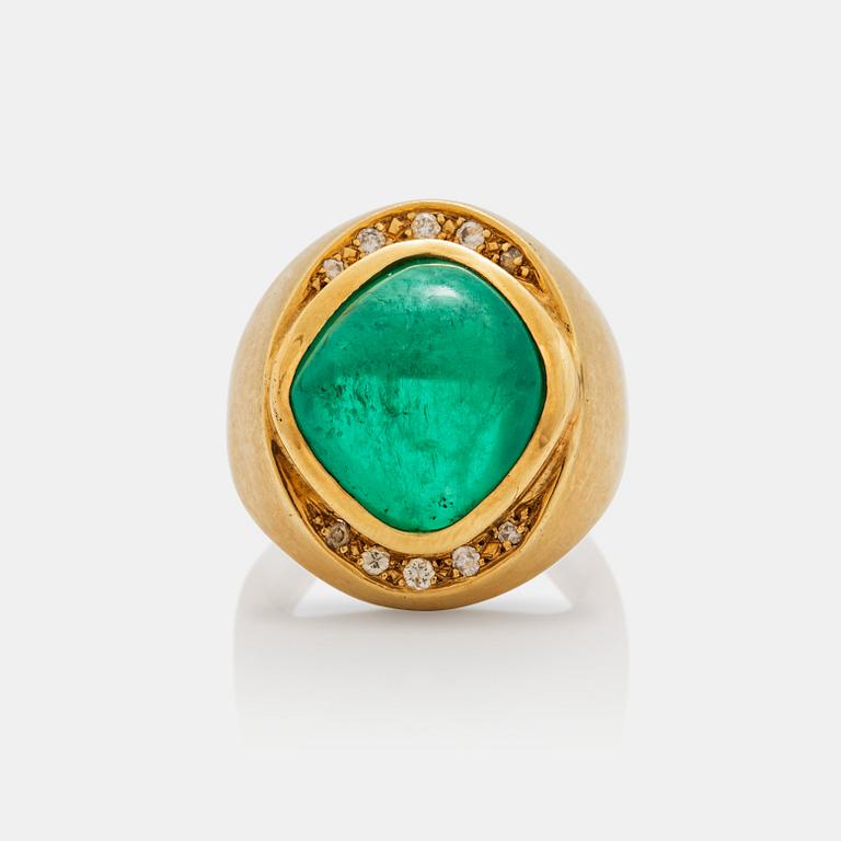 RING, signerad Cartier, med cabochonslipad smaragd ca 12.00 ct, samt briljantslipade diamanter totalt ca 0.12 ct.