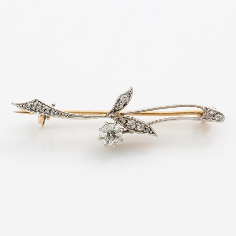 Brosch 14K guld med gammalslipade diamanter, i form av blomkvist.