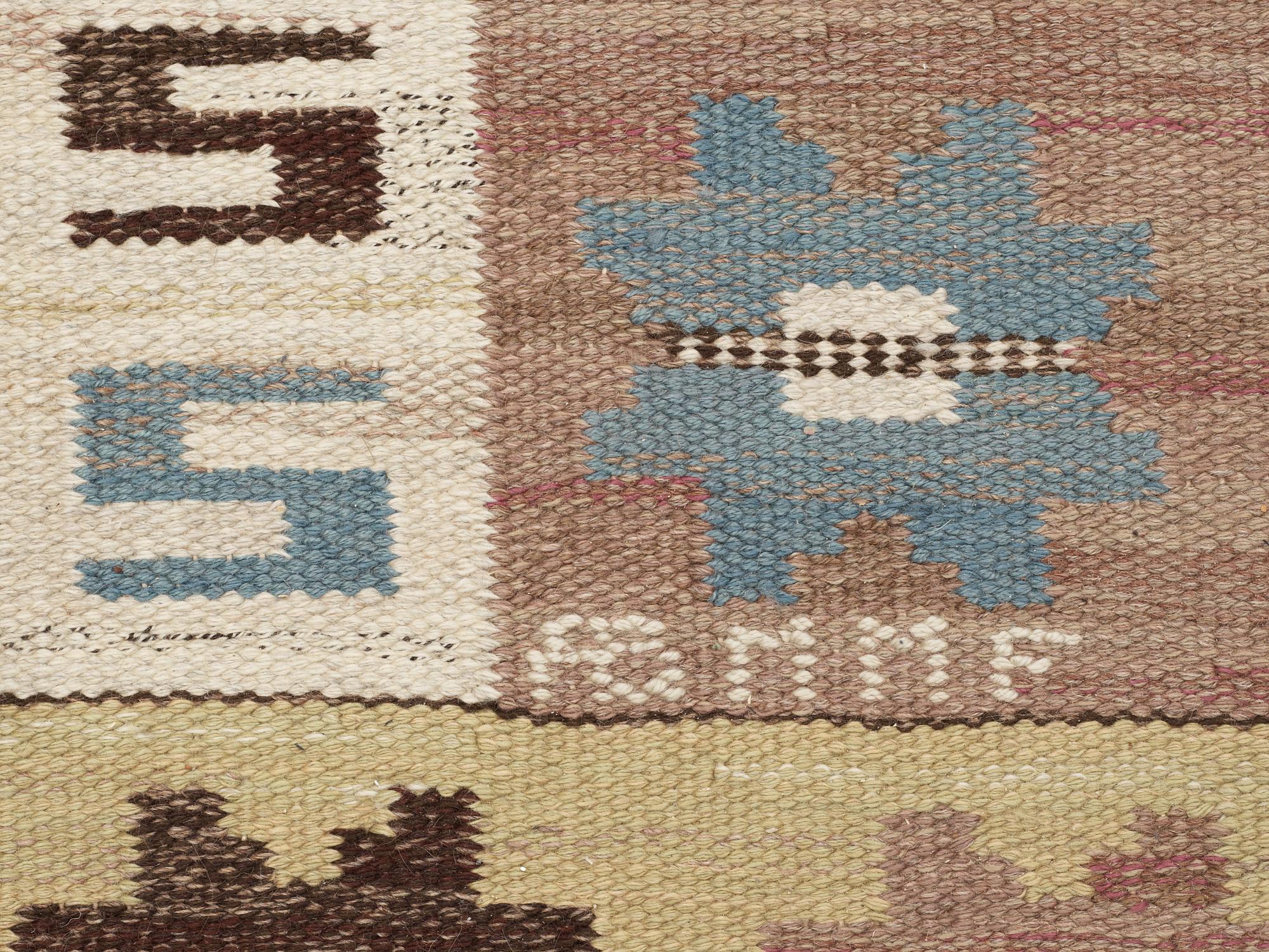 CARPET. "Kryptans matta" ("Sipporna"). Flat weave (Rölakan). 350 x 255 cm. Signed AB MMF.