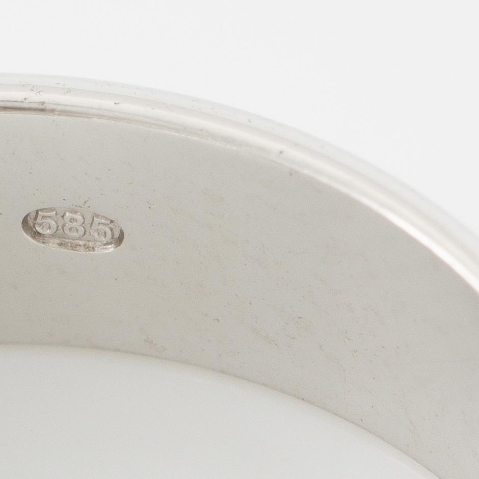 Ring 14K vitguld med tre vita safirer.