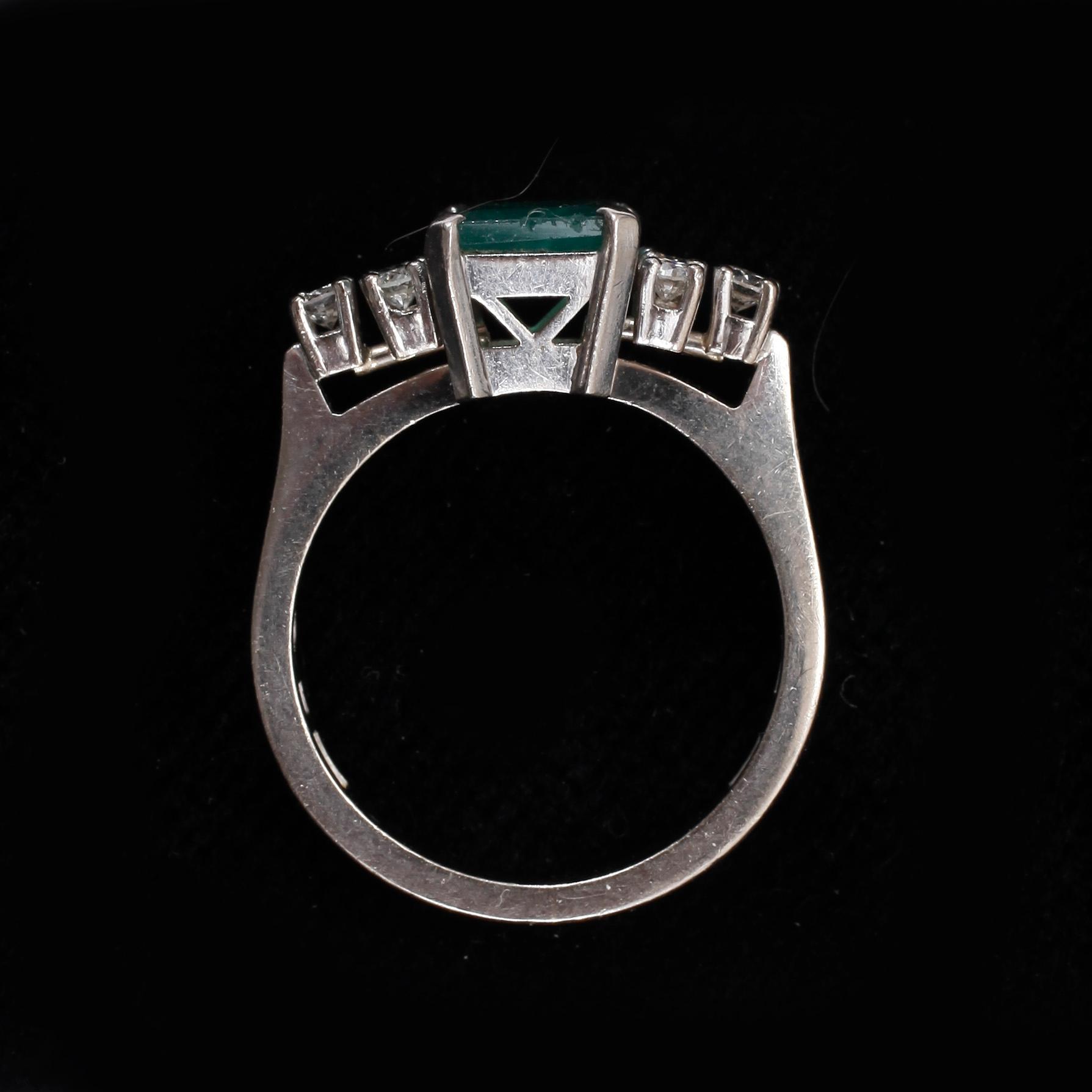 RING, 18k vitguld med smaragd och briljantslipade diamanter tot ca0,21ct. Vikt 5g.