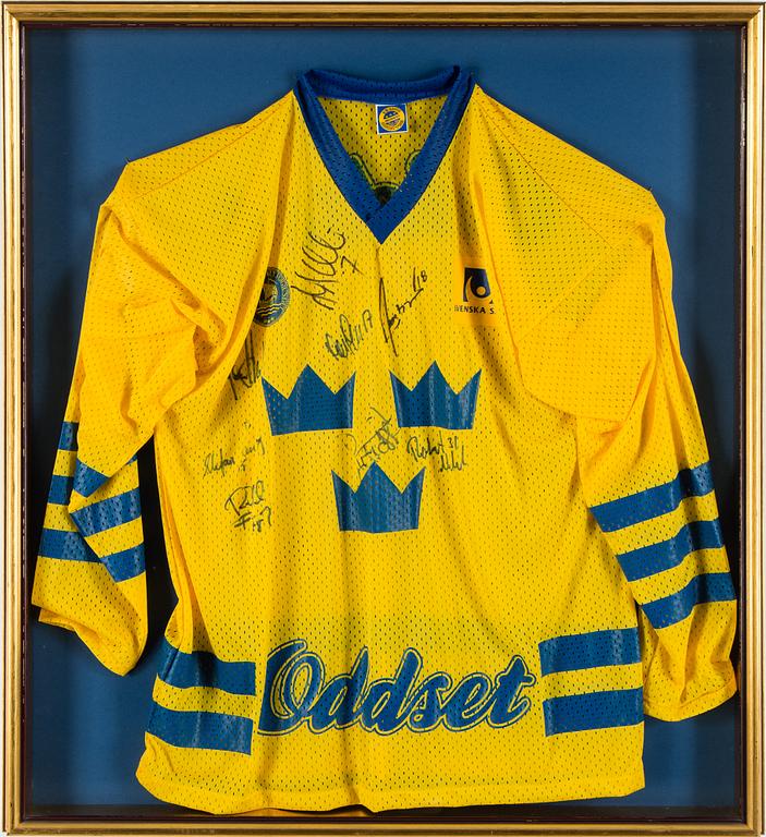 LANDSLAGSTRÖJA, tre kronor, VM - 95 i globen med 8 autografer.