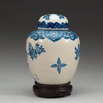 BOJAN, porslin. Qing dynastin, 1800-tal, med Kangxis sex karaktärer i underglasyrblått.