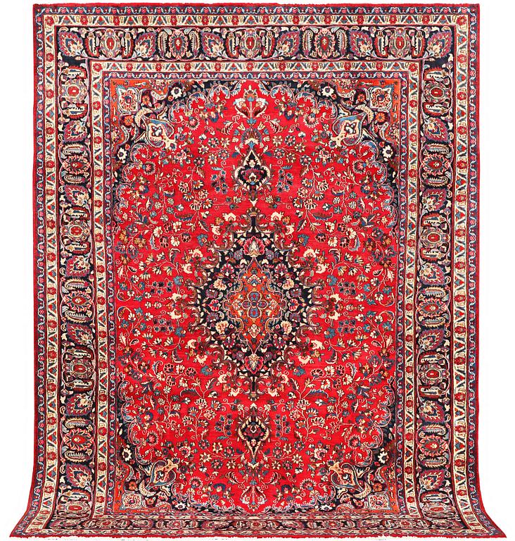 A carpet, Kashan, ca 326 x 233 cm.