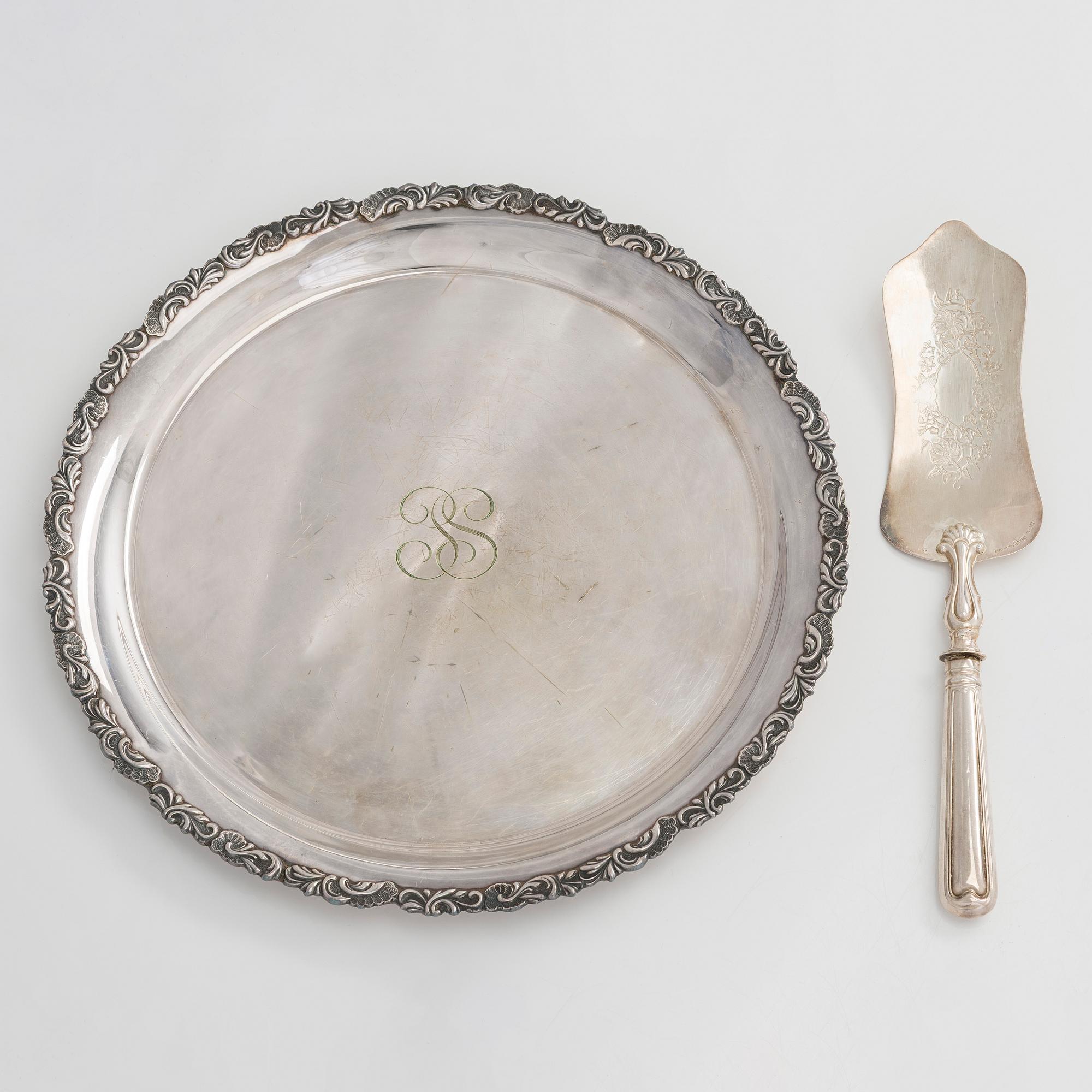 A silver cake server, and a silver platter, silver, J. E. Fagerroos, Helsinki 1874 and Kultakeskus, Hämeenlinna 1956.
