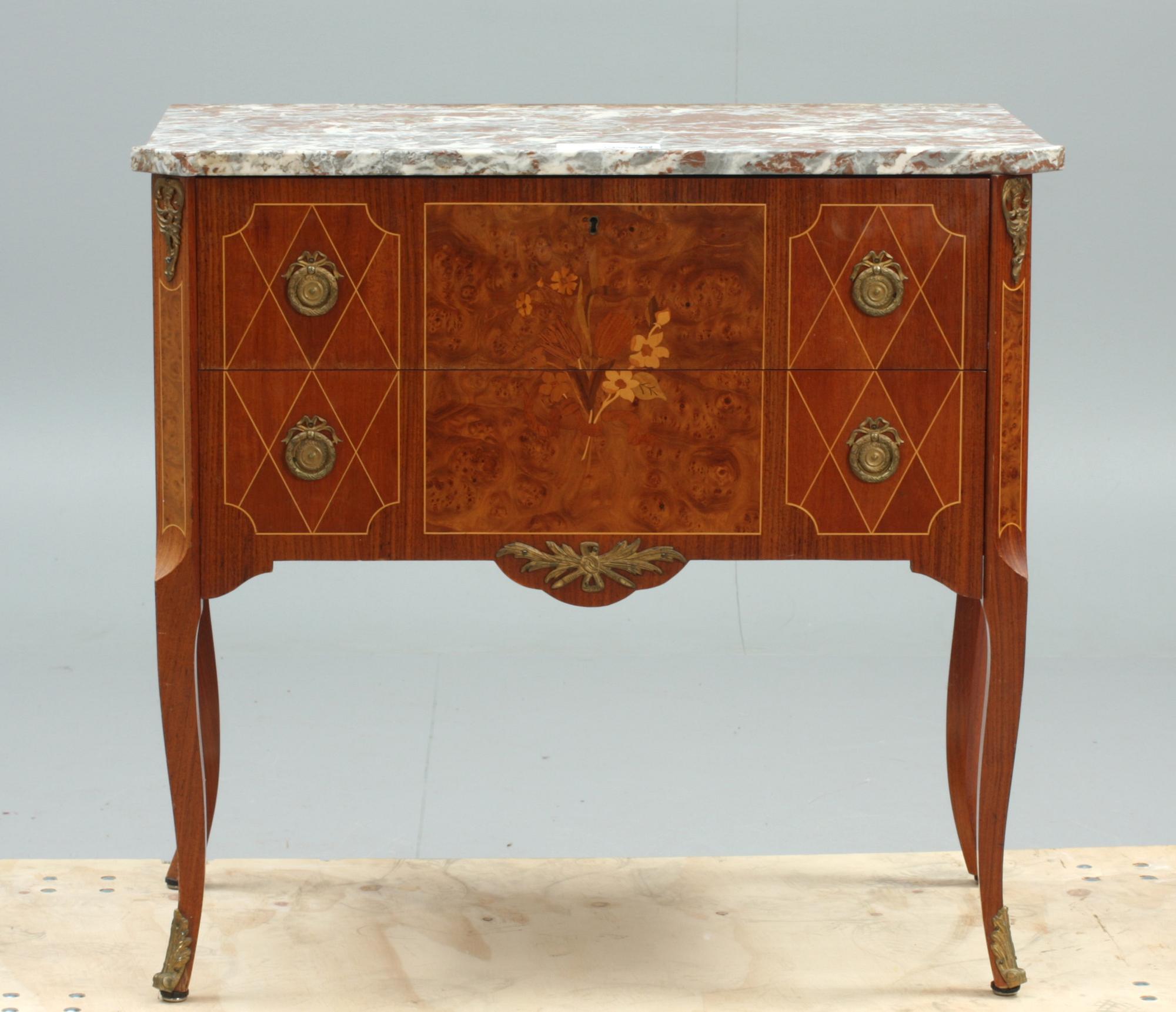 BYRÅ, gustaviansk stil, 1900-tal.