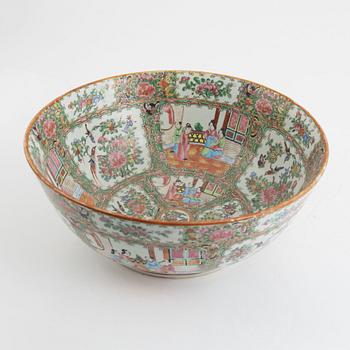A porcelain Rose Medallion Canton bowl, China, 19th century.