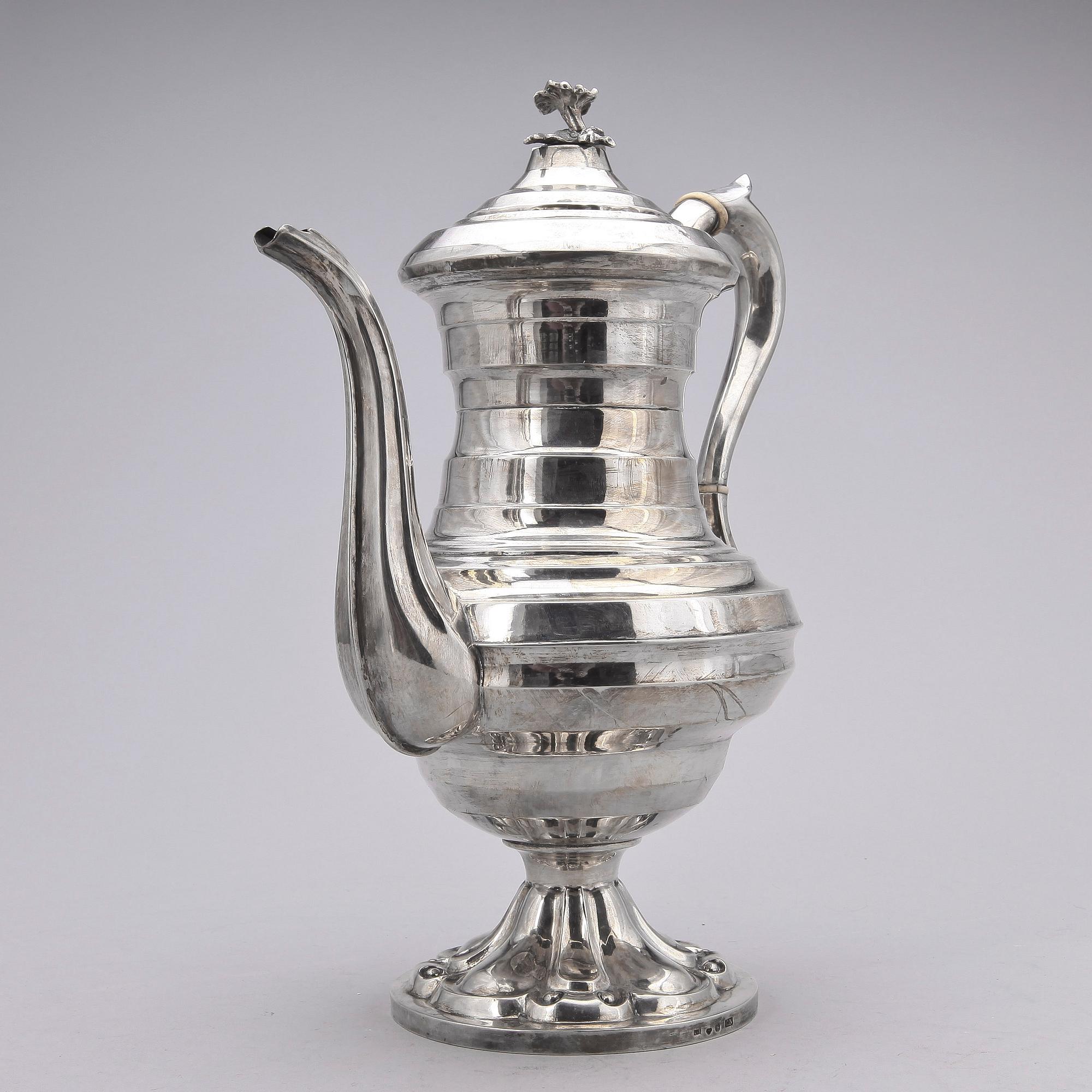KAFFEKANNA, silver, Carl Nyström Stockholm 1850. Total vikt ca 950 gram.