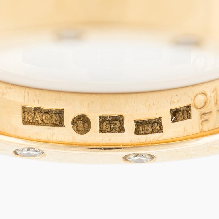 Ring 18K guld med runda briljantslipade diamanter.