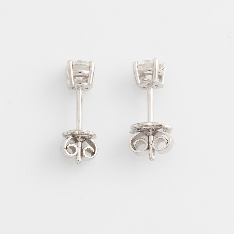 Earrings with brilliant-cut diamonds, accompanied by a GIA dossier.