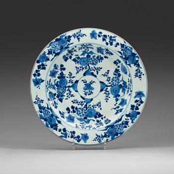 395. A blue and white dish, Qing dynasty, Kangxi (1662-1722).