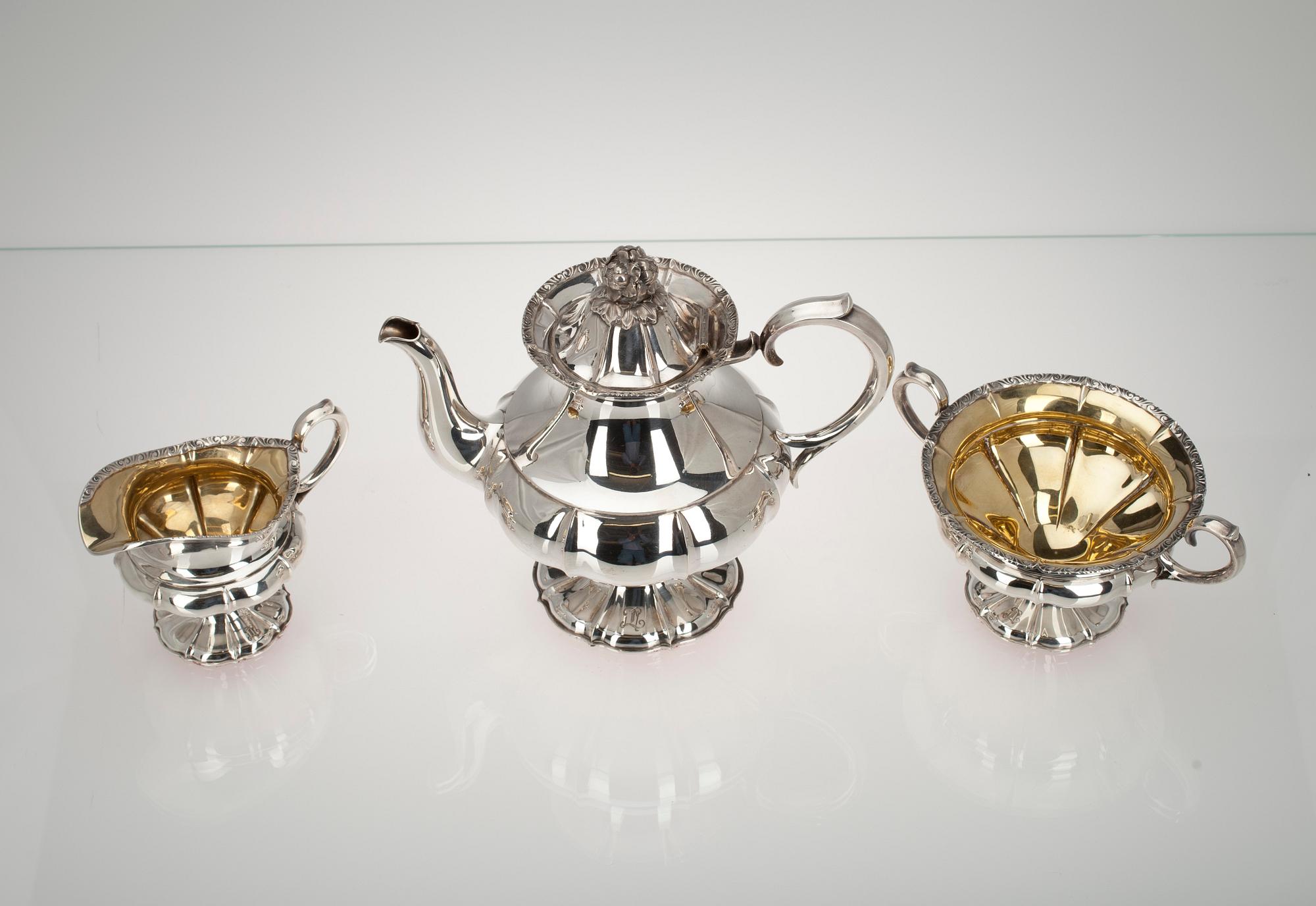 KAFFESERVIS, 3 delar, silver, rokoko stil, Suomen kultasepät, Åbo 1935-1936. Tot. vikt ca 1349 g.