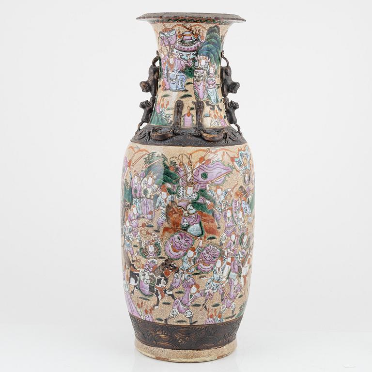 A large Chinese porcelain vase,  late Qing dynasty, around 1900.
