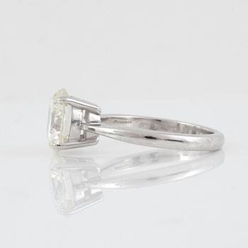 A brilliant-cut diamond, 3.26 cts J/VS1, ring.